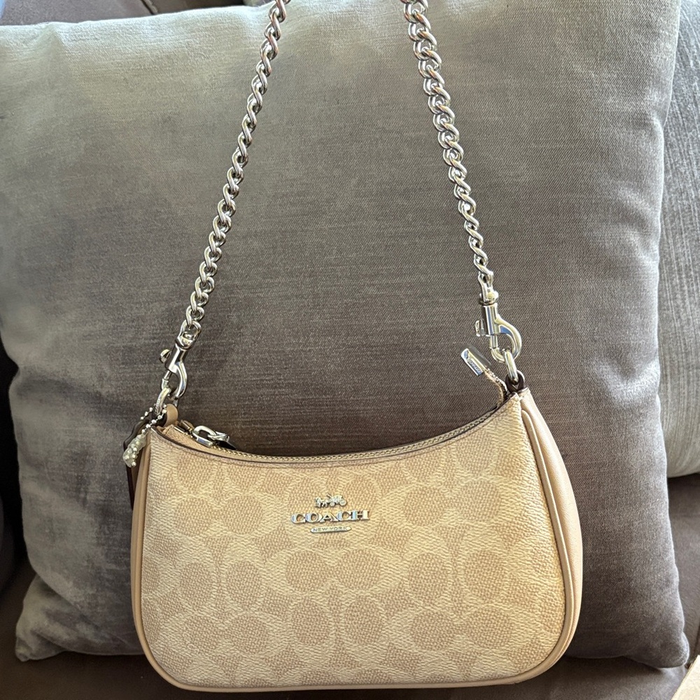 Coach Gold Gift Box - Picture 3 of 5